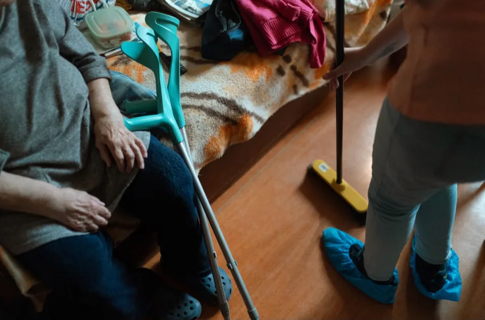 Sfeerbeeld van huishoudelijke ondersteuning in een woning